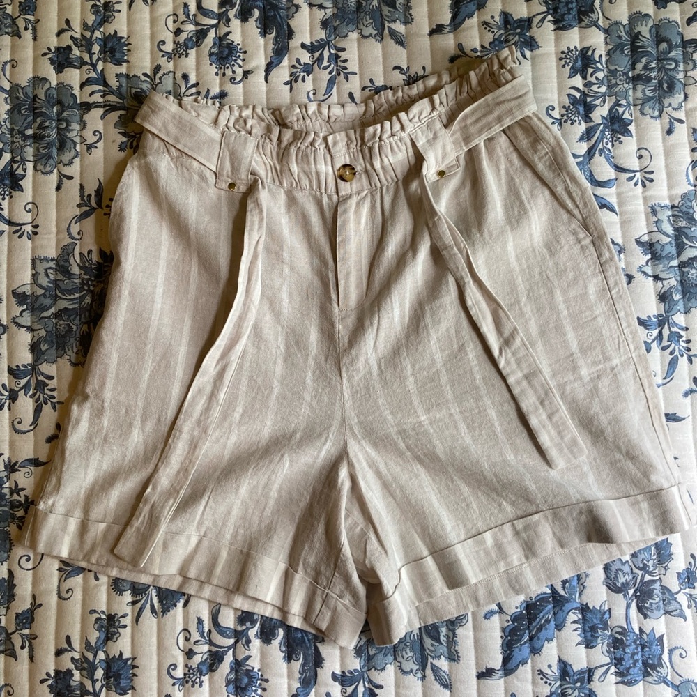 Like new linen blend shorts by Nine West